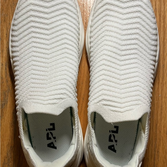 APL Women's TechLoom Traveler
Ivory / Metallic Gold Size 8. Worn once indoors - Picture 6 of 9